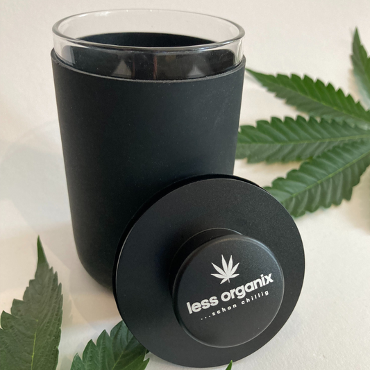 OrganixBox zur Kräuter Lagerung stehend mit Hanfblatt im Hintergrund