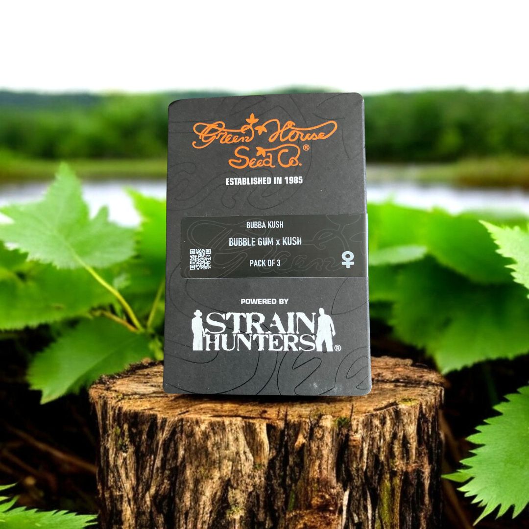Bubba Kush Seed Pack von Green House Seeds. Auf einem Baumstamm in der Natur.