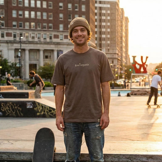 Less Organix Streetwear. Model auf der Strasse an einem Skateplatz.