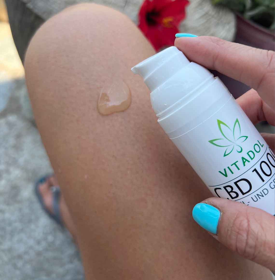 Vitaldol CBD1000 Muskel und Sportgel wird auf die Haut aufgetragen
